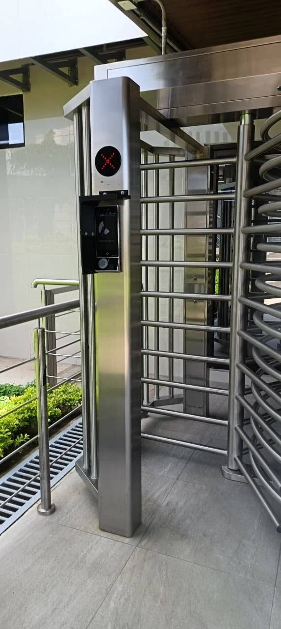 Terminal facial con alcoholímetro instalada en un molinete de planta